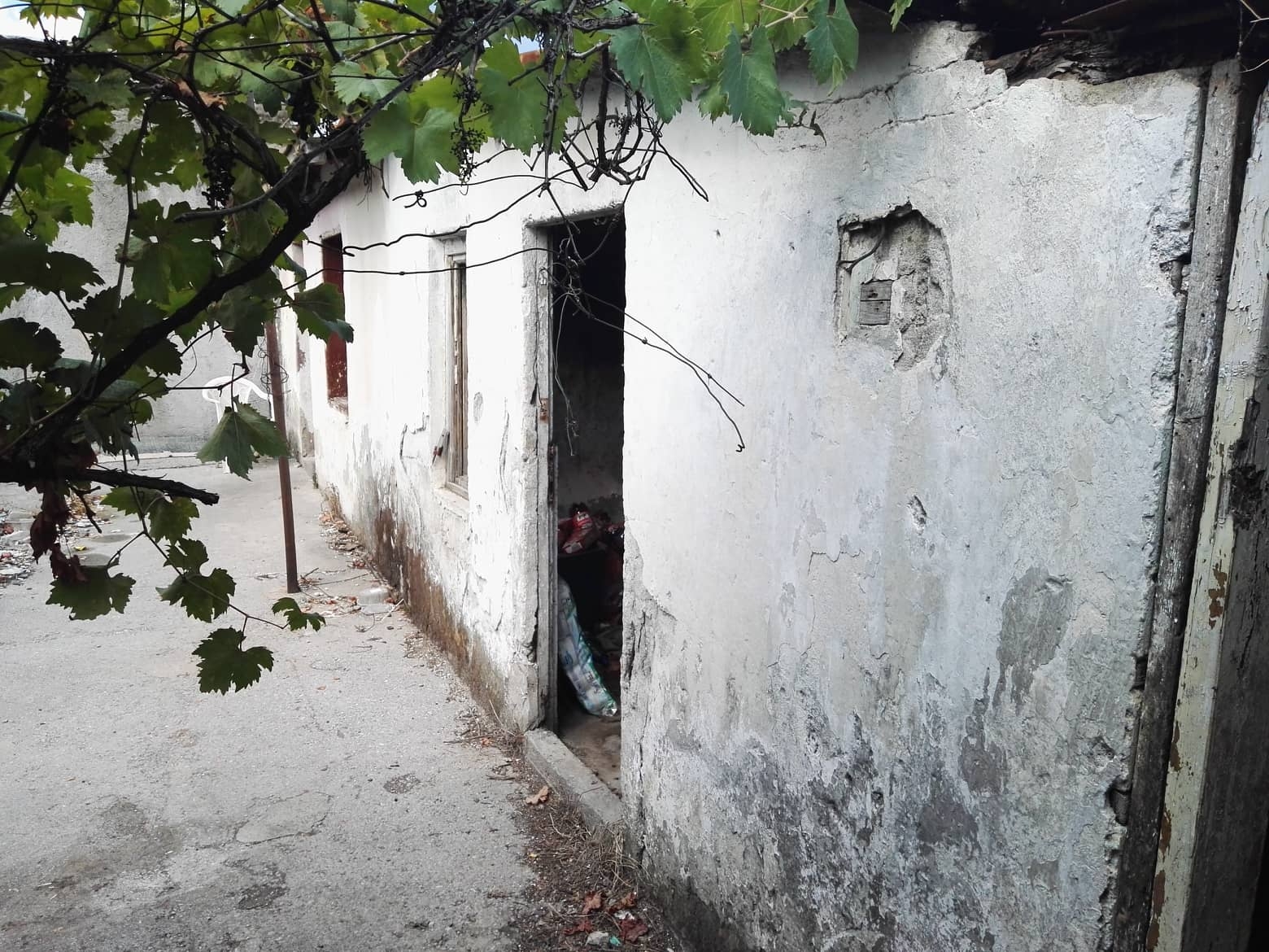 FOTO: U napuštenoj kući nađen leš nepoznate ženske osobe