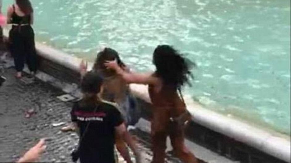VIDEO – Tuča zbog selfija: Željele identičnu poziciju za slikanje…