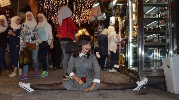 Balerina tješi građane Damaska: Graciozna crnka plesom u drevnom gradu oduševljava prolaznike