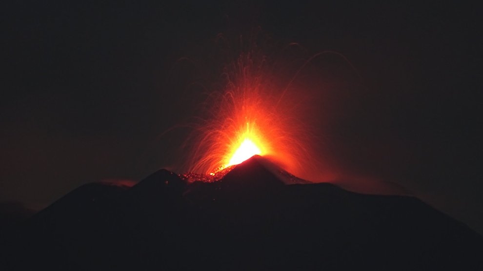 VIDEO: Etna se probudila, šikljaju lava i pepeo