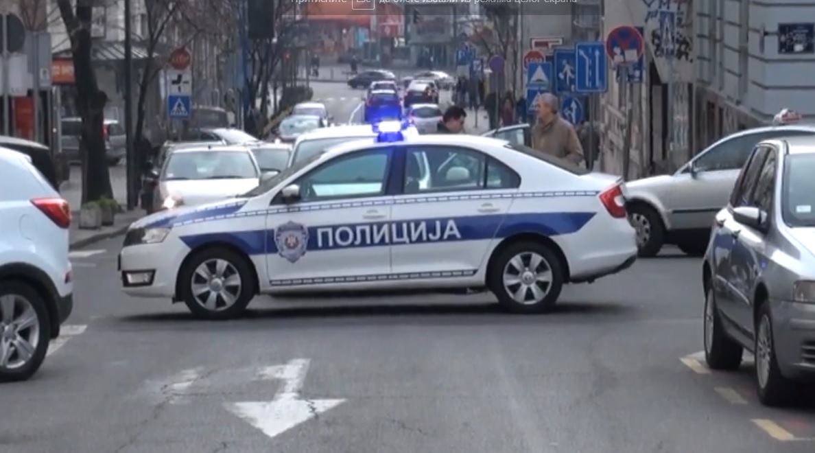 Žena se “zakucala” u parkiran policijski automobil, povrijeđena četiri policajca