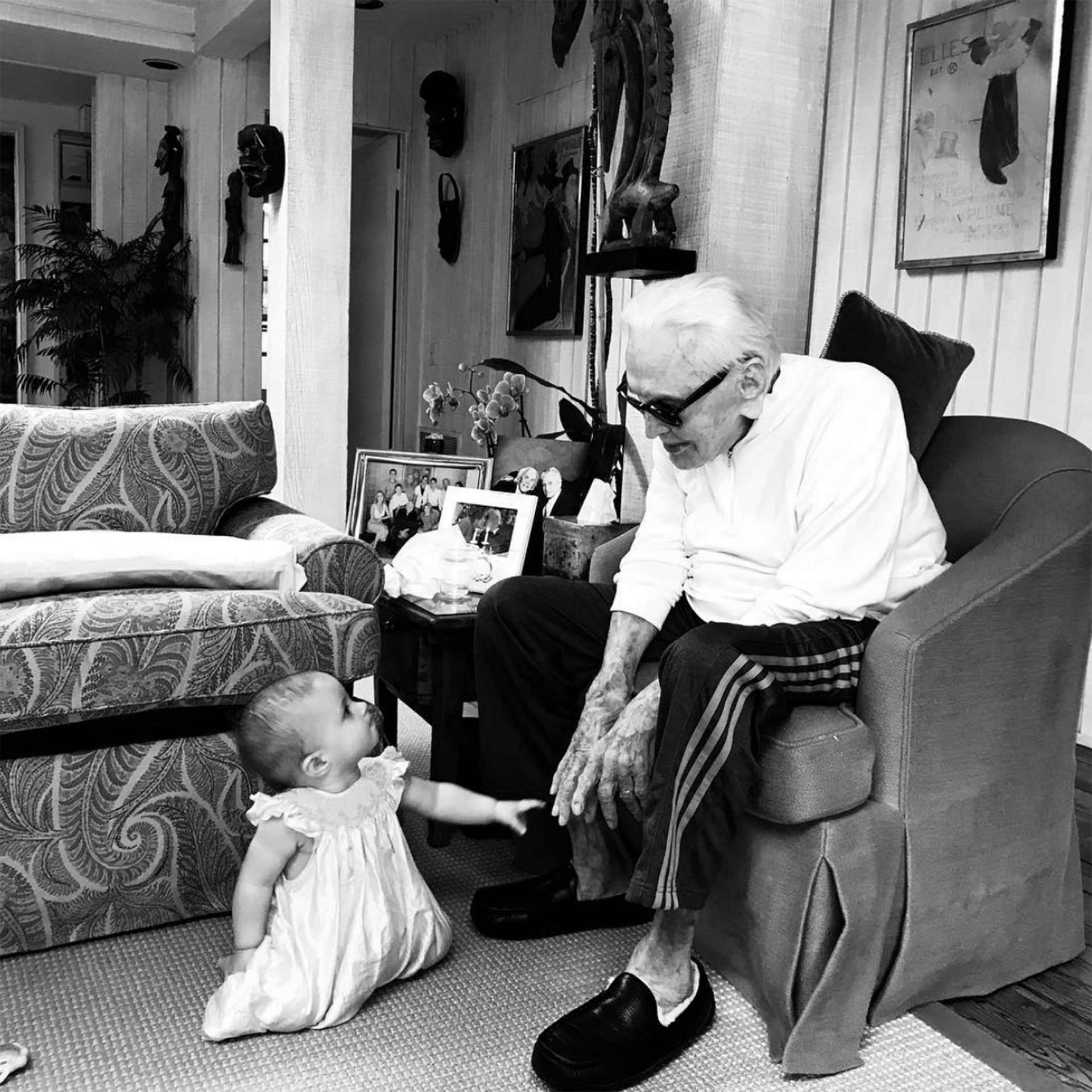 Fotografija puna ljubavi: Kirk Daglas (101) sa praunukom
