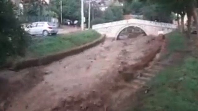 VIDEO – Snažno nevrijeme u Vranju, rijeka nosila sve pred sobom
