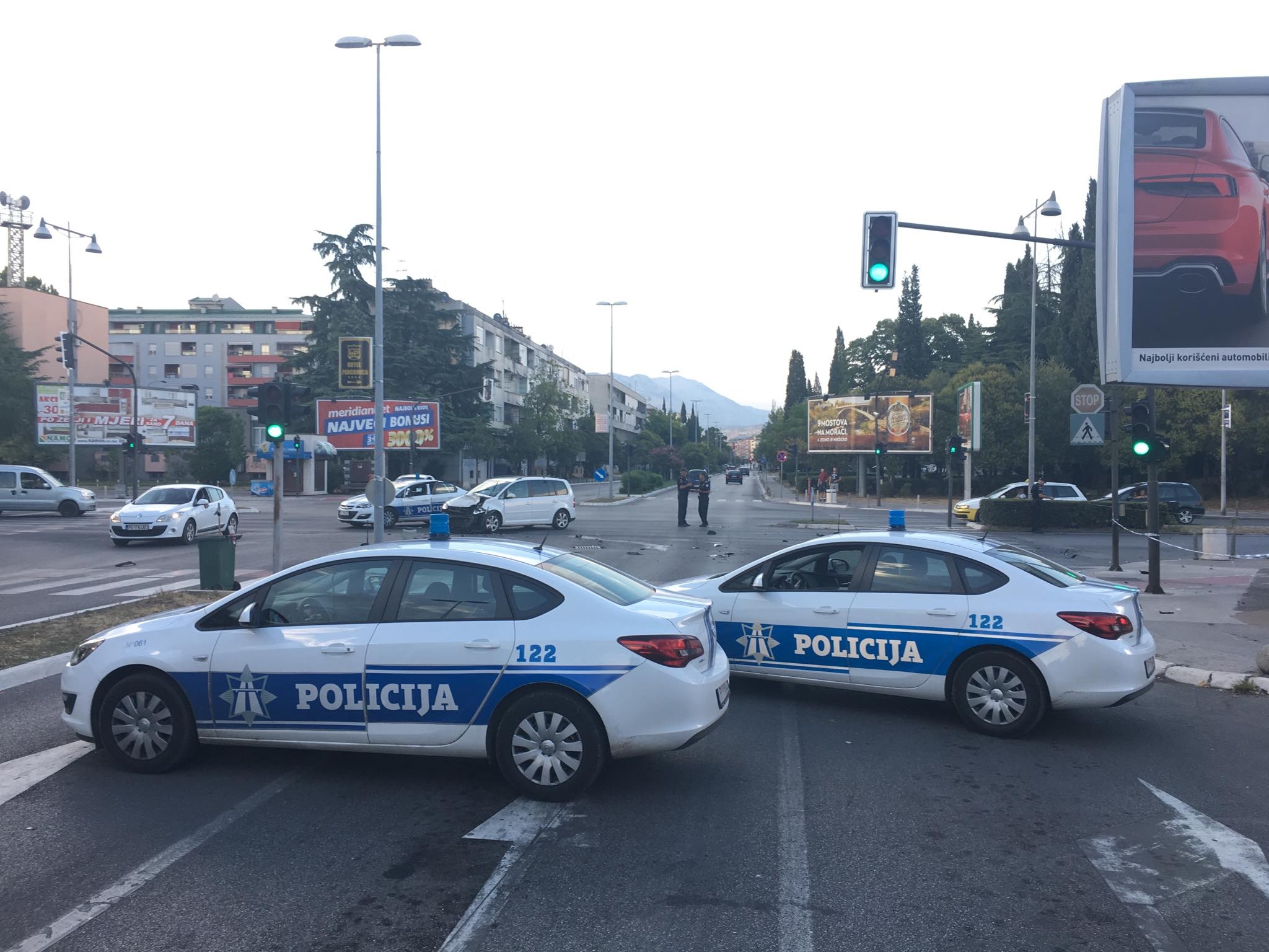 FOTO Sudar automobila i motora u Podgorici, jedna osoba povrijeđena