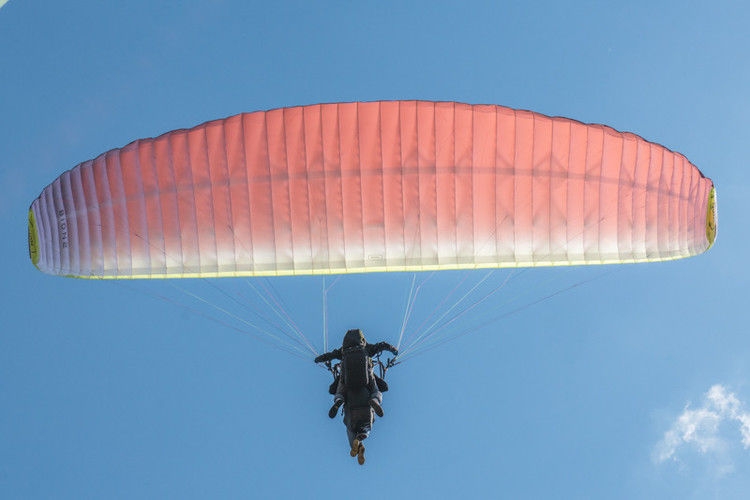 Nesreća u Bečićima: Dvoje poginulo u padu paraglajdera