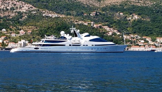 Super jahta “Yas” vladara UAE uplovila u Tivat
