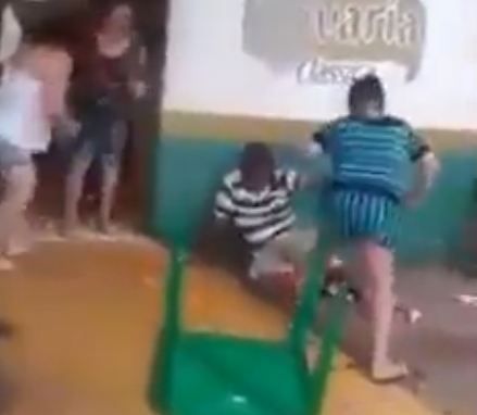 GURNUO ŽENU, I BRZO ZAŽALIO: Njene OPASNE drugarice su pritekle u pomoć, i RAZBILE ga od batina!