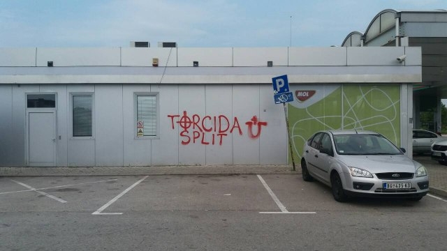 FOTO – Hrvatski navijači pokrali i demolirali pumpu u Srbiji pa iscrtali ustaške simbole