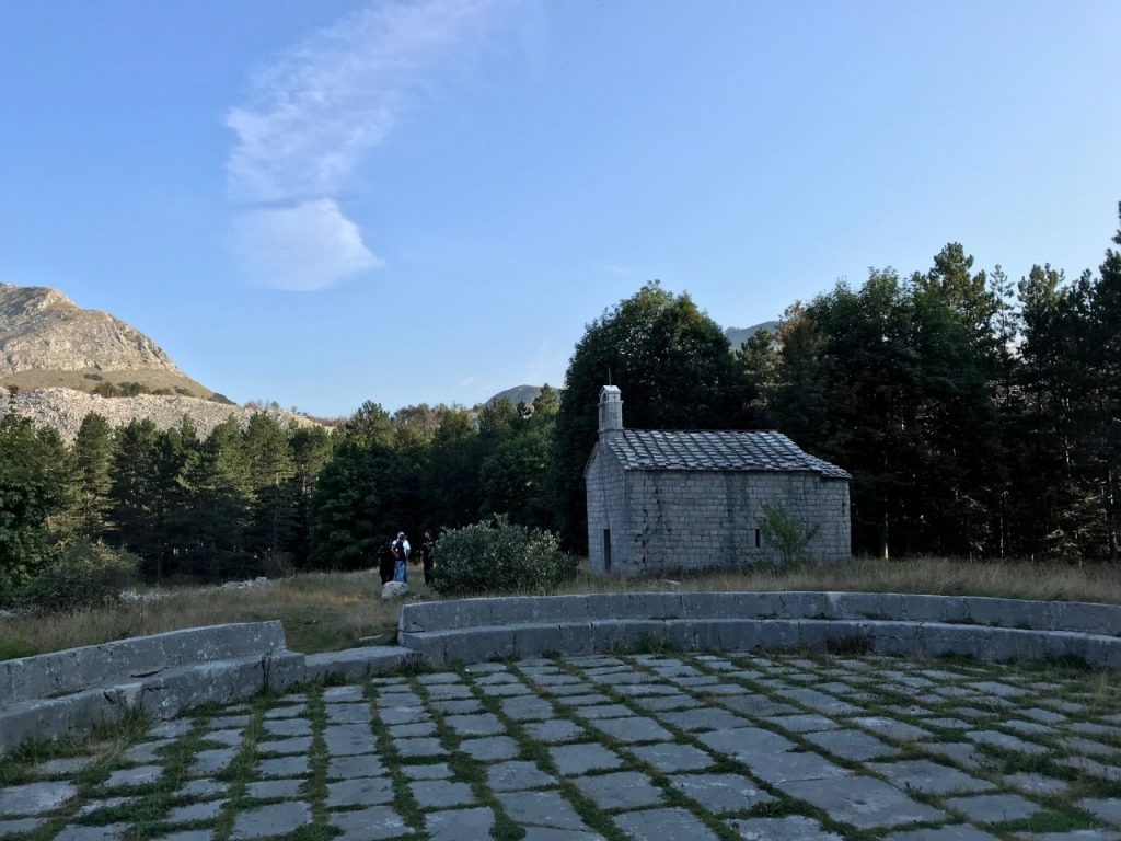 Policija na Ivanovim Koritima djelovala preventivno: Ni sveštenici CPC nijesu mogli u crkvu