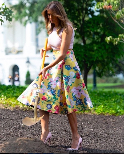 Melanija Tramp u visokim potpeticama uzela LOPATU u ruke i KOPALA
