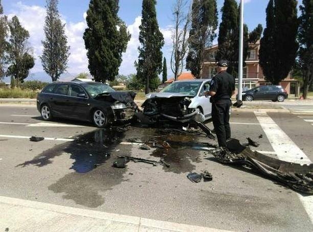 FOTO – Prešao iz suprotne trake i zakucao se u drugo auto: Četvoro povrijeđeno u udesu kod magacina Crvenog krsta