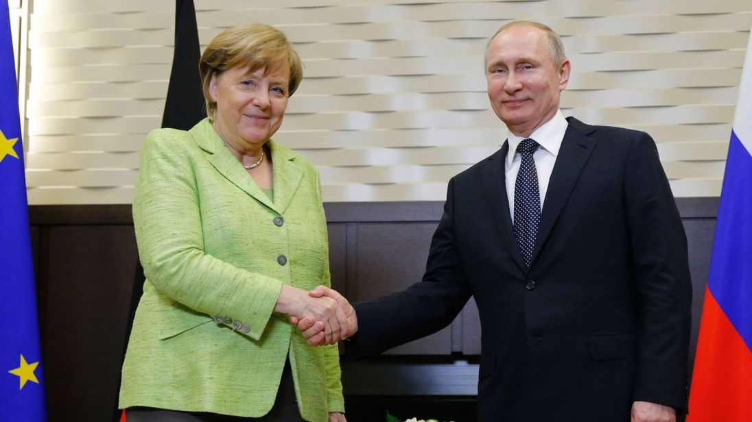 Putin sa svadbe pravo kod Merkel – o Ukrajini, Siriji…