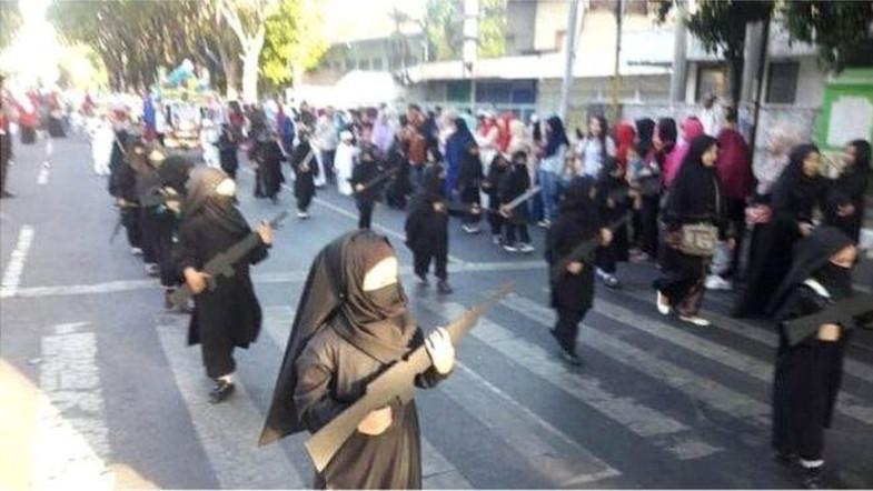 Šok u Indoneziji: Djevojčice nosile replike puški i šetale ulicama u odjeći ISIL-a