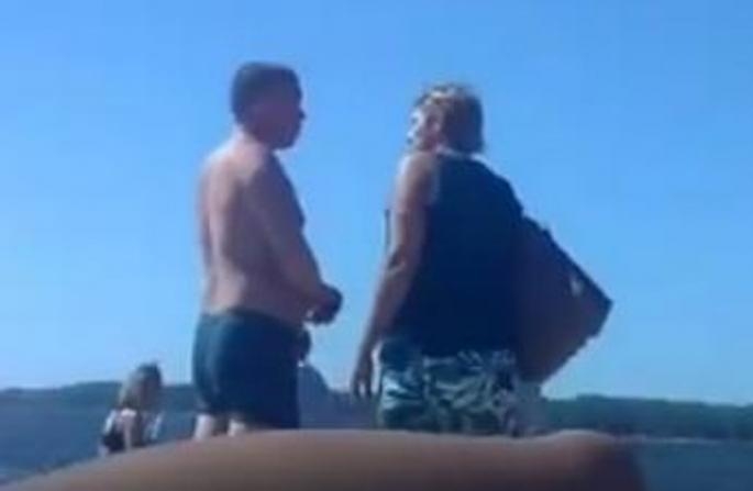 PAZI SAD, TUĆI ĆE GA”: Rus se UDVARAO zanosnim djevojkama na plaži, ali je zaboravio da je došao sa ženom