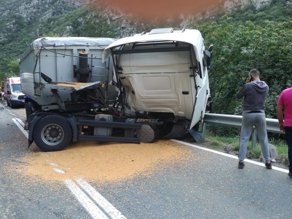 FOTO – Sudar dva kamiona u Platijama: Srpski državljanin stradao, Crnogorac teško povrijeđen
