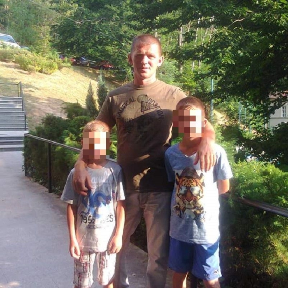 JAUCI ODJEKIVALI SELOM: Suzanu i bebu sahranili u bijelom kovčegu, suprug i sinovi nisu mogli da se pomjere