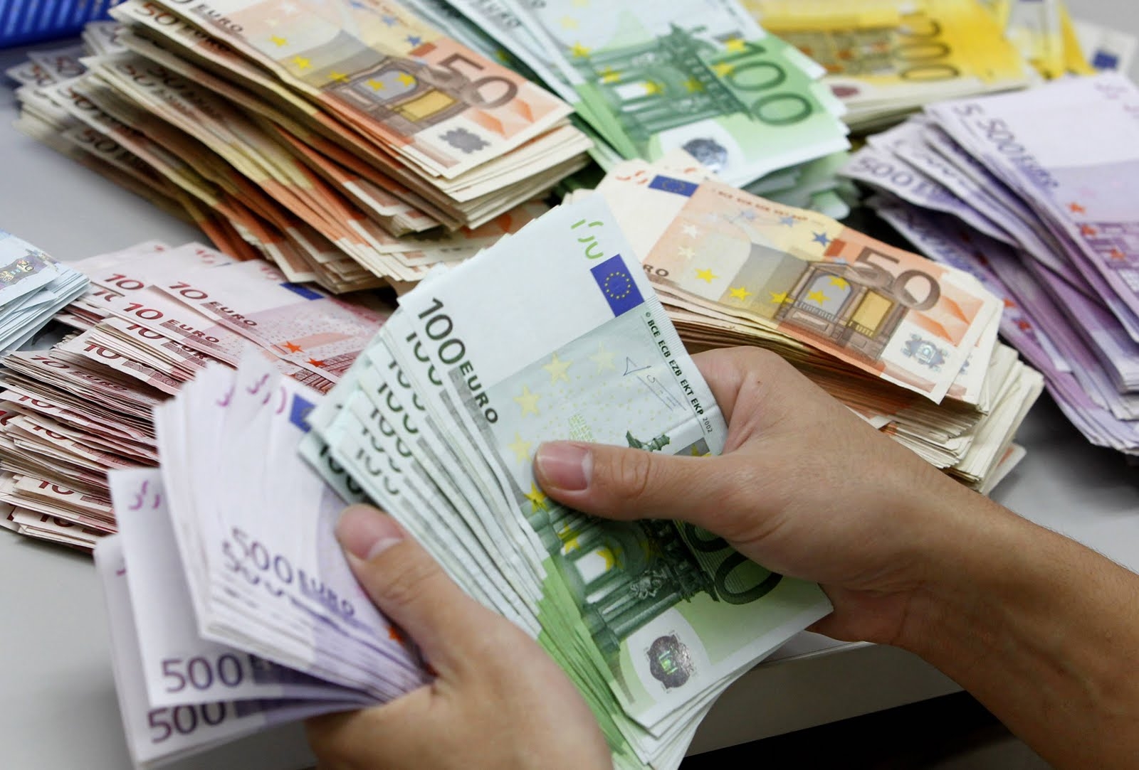 DPS na vaučere za pripejd dopunu potrošio 57.000 eura, PzP i SD pojeli i popili po 30.000 eura, Knežević upola manje