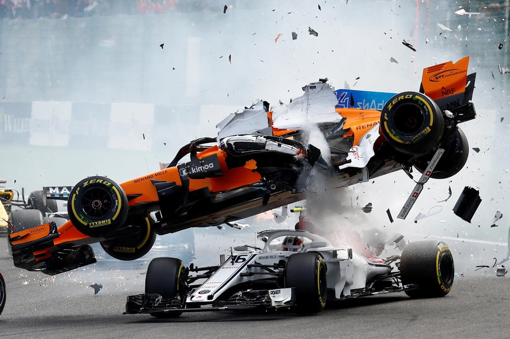 VIDEO – Stravičan udes u F1: Hulkenberg katapultirao Alonsa koji je posle toga bolidom preletio drugu formulu