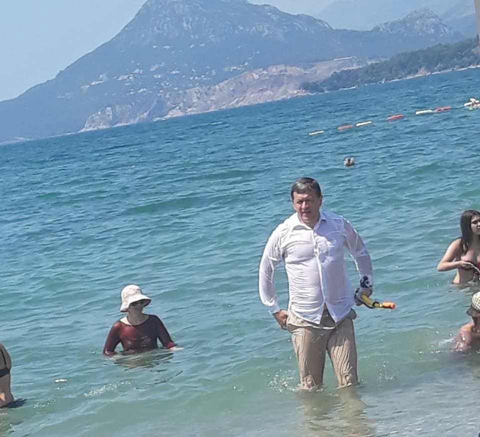 HIT: “Zaboravio kremu za sunčanje”? Rus se u Baru kupao u pantalonama i košulji