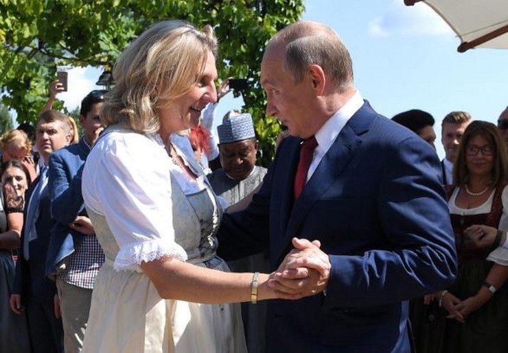 Austrijskoj ministarki kojoj je Putin bio na svadbi pozlilo: Pala u nesvijest na forumu