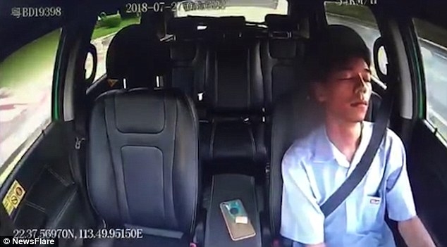 VIDEO – Taksista zaspao tokom vožnje, za dlaku IZBJEGAO SMRT, ali kaznu nije!