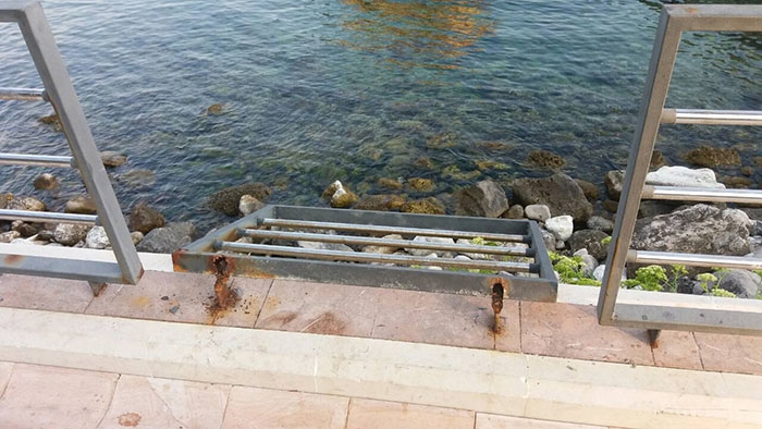 FOTO – Oprezno kroz Herceg Novi: Djevojka i mladić se naslonili na ogradu, pa pali s visine od pet metara