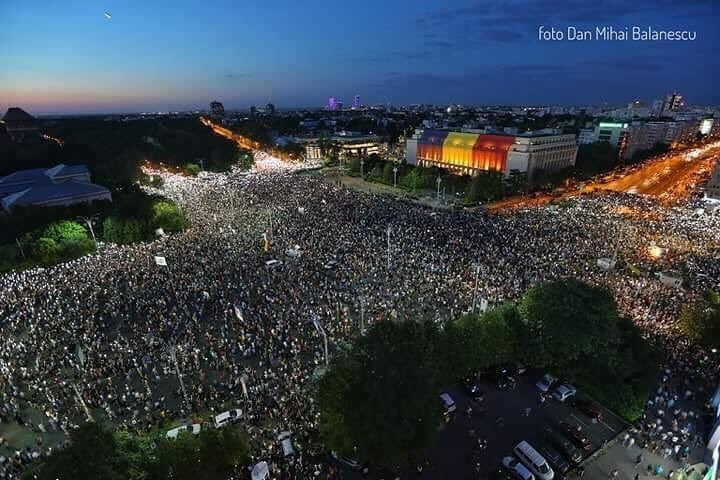 Haos u Bukureštu: Demonstranti krenuli na kordon, 440 povrijeđenih