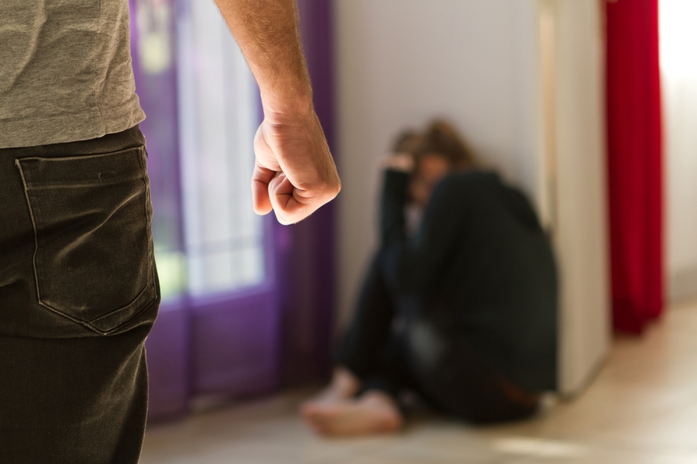 Stravično: Ćerku (16) prvo pretukao i ošišao, a onda je danima silovao