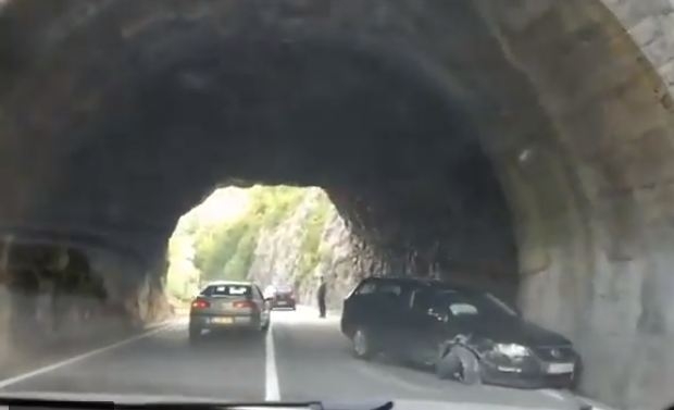 FOTO – Zakucao se u tunel u kanjonu Morače