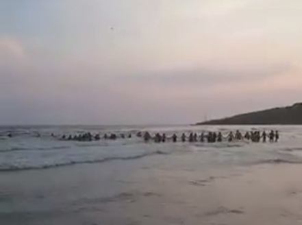 VIDEO – Kakva akcija spašavanja: Kupači napravili lanac i pomogli pri izvlačenju turista u Ulcinju
