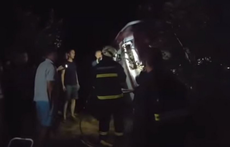 Direktan sudar dva voza u BiH: Poginulo dvoje, jedan putnik uspio da iskoči