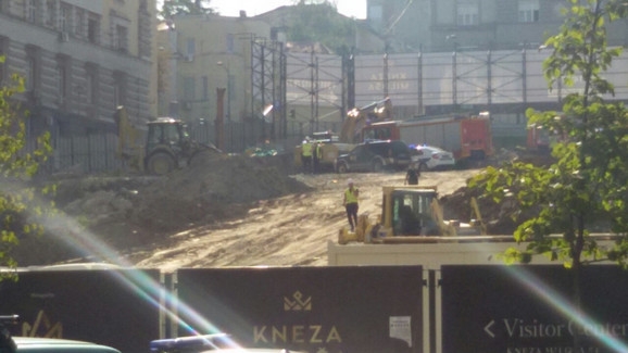 FOTO – Pao zid na mjestu nekadašnje ambasade SAD, poginuo radnik, njegov rođeni brat gledao tragediju