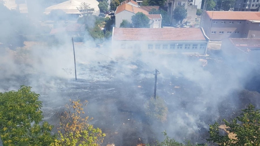 FOTO – Zapalila se trava kod Mašinske: Nije veliki požar, ali je ogroman dim