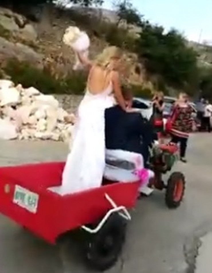 VIDEO – Splićanin odveo ćerku do oltara na URNEBESNIM “KOČIJAMA”