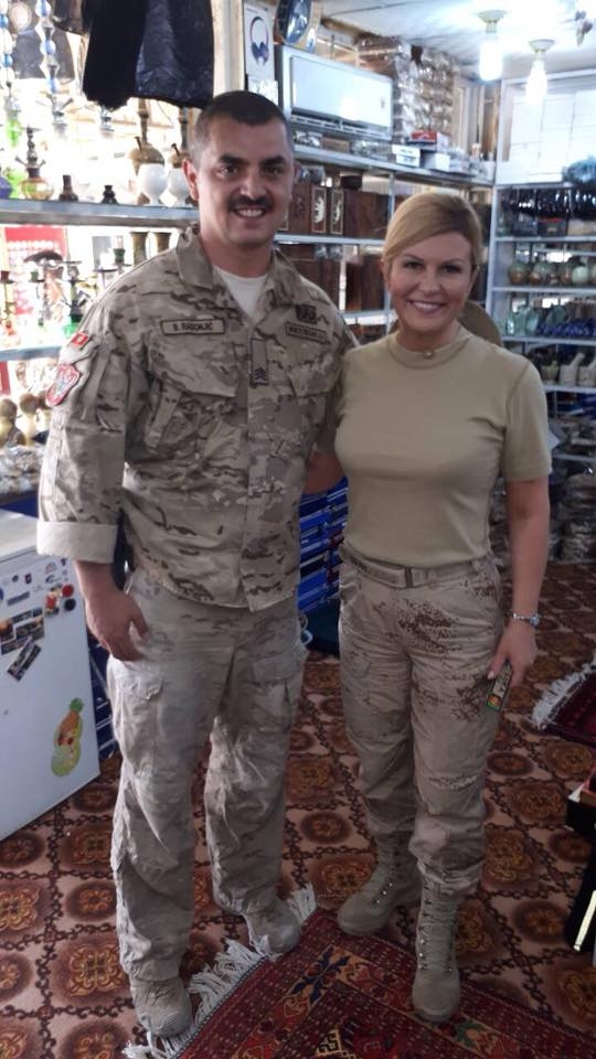 Kolinda se tokom obilaska baze Marmal fotografisala sa crnogorskim vojnikom
