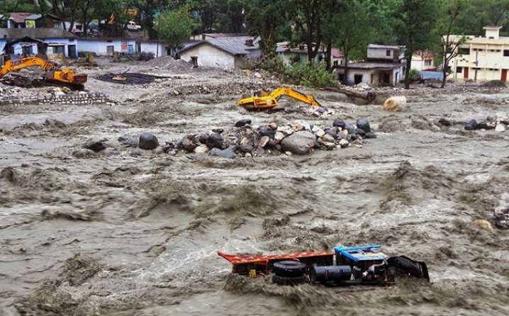 Poplave u Indiji: Stradalo više od 350 ljudi, 800 hiljada evakuisano