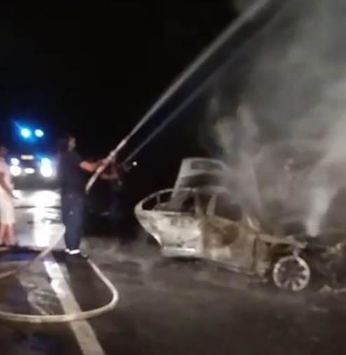 Bar-Petrovac: Zapalio se automobil, a potom i brdo