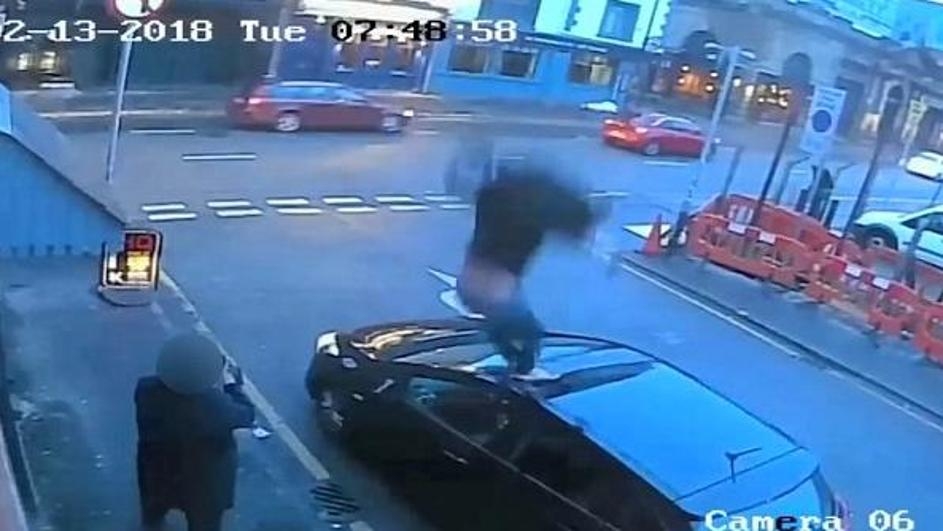 VIDEO – Ubio djevojku pa pao s visine od sedam metara i onda napadao prolaznike