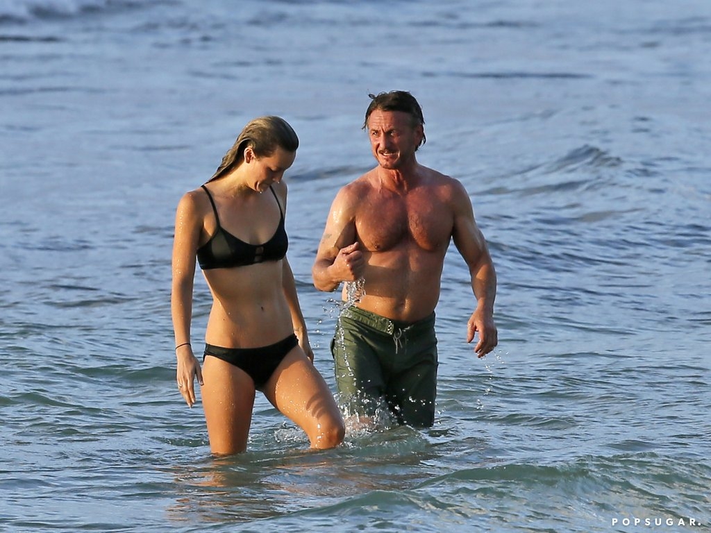Ovo je djevojka Šona Pena i ima 26 godina, mlađa mu od ćerke i da PLAVUŠA JE