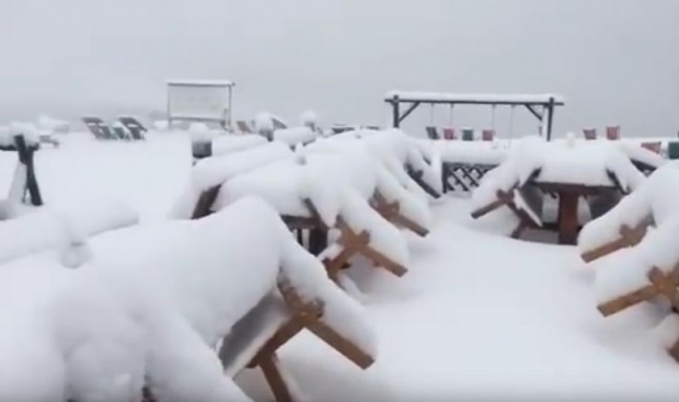 VIDEO – Nevjerovatno: Snijeg zatrpao planine u Sloveniji i Italiji