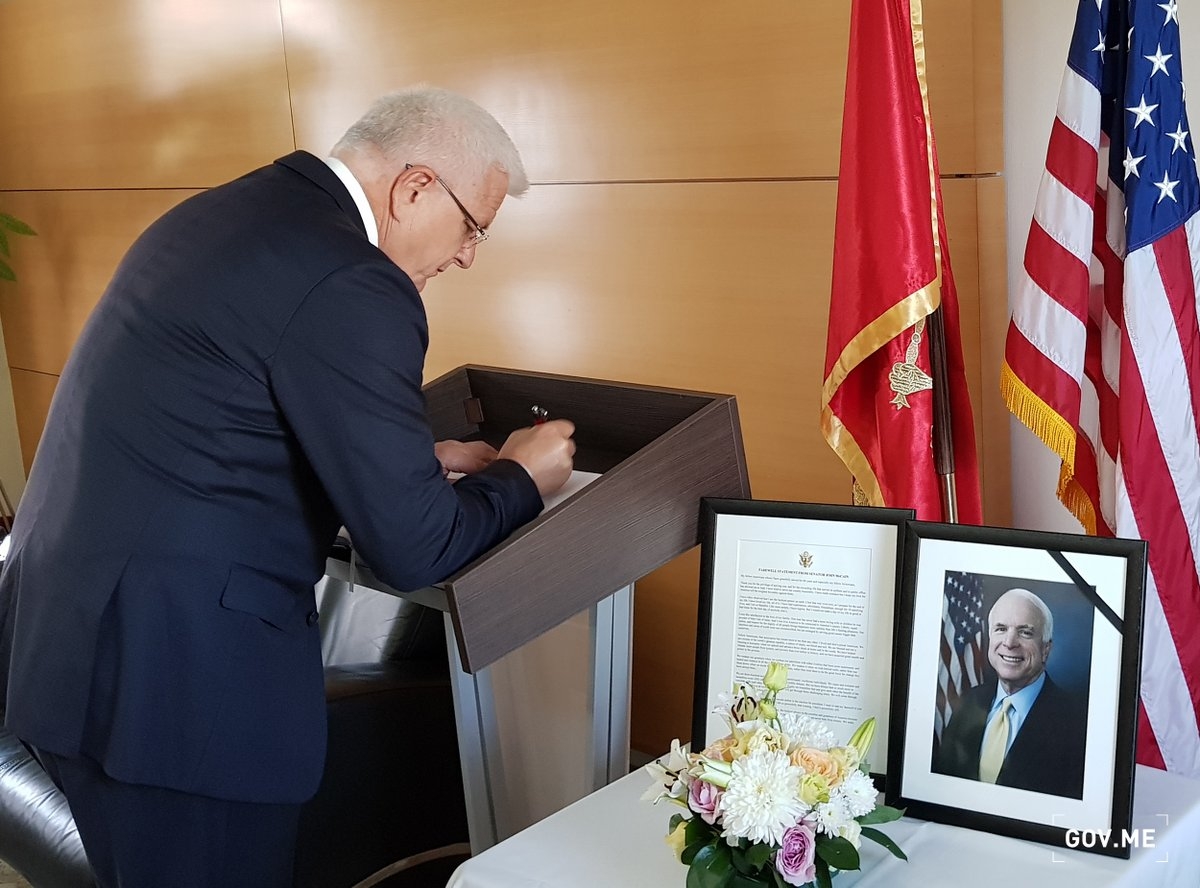 Marković se upisao u knjigu žalosti: Crna Gora Mekejnu vječno zahvalna na doprinosu ostvarenju njenih istorijskih dostignuća