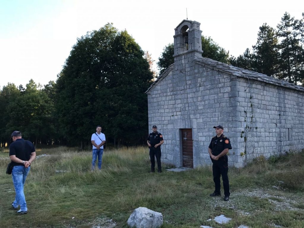 Policija zabranila Amfilohiju i sveštenstvu MCP da uđu u crkvu na Ivanovim Koritima i odsluže liturgiju