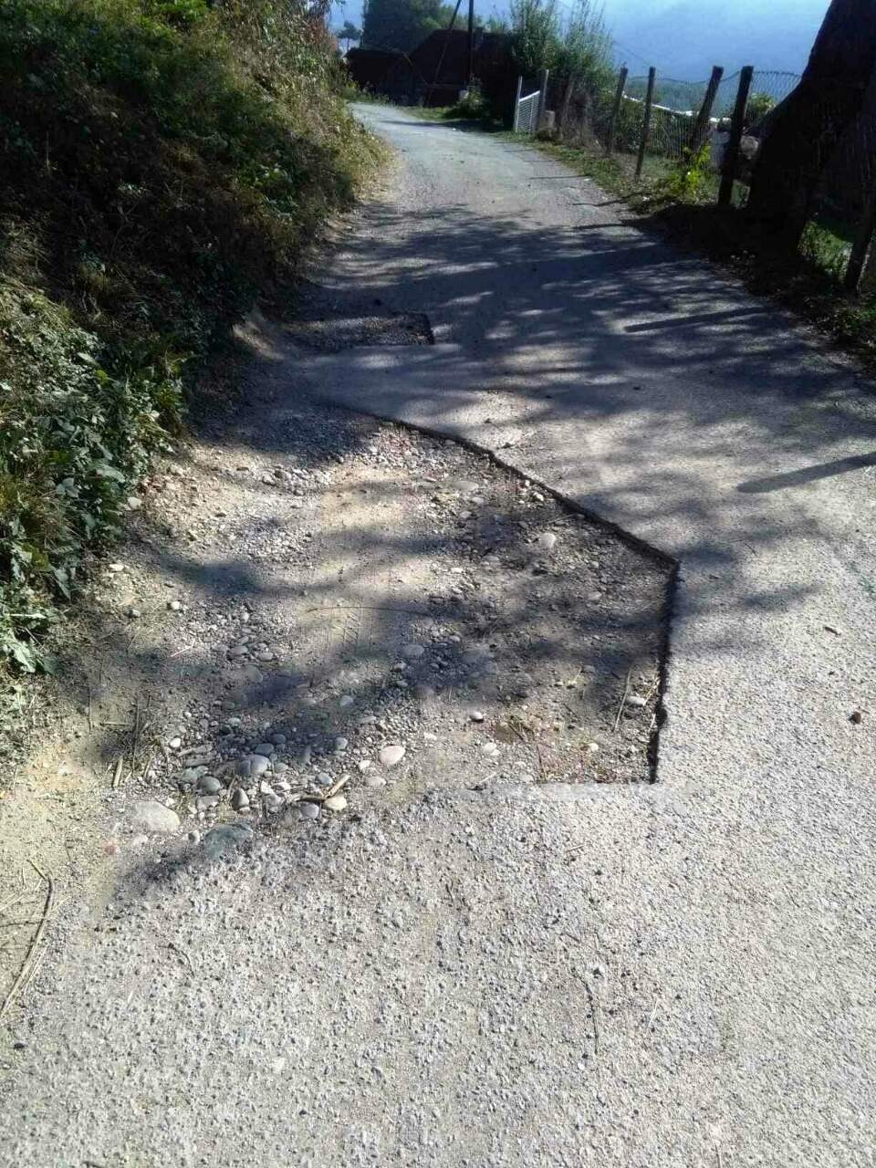 FOTO – Naše selo slobodno možete zvati “Glibanovići”: Rupu napunili zemljom umjesto asfaltom