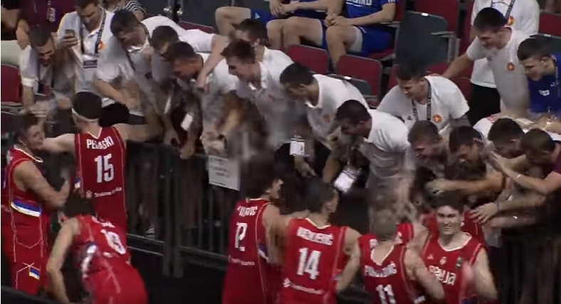 Političari, učite od ove djece: Evo kako su naši juniori slavili sa košarkašima Srbije pobjedu na EP!