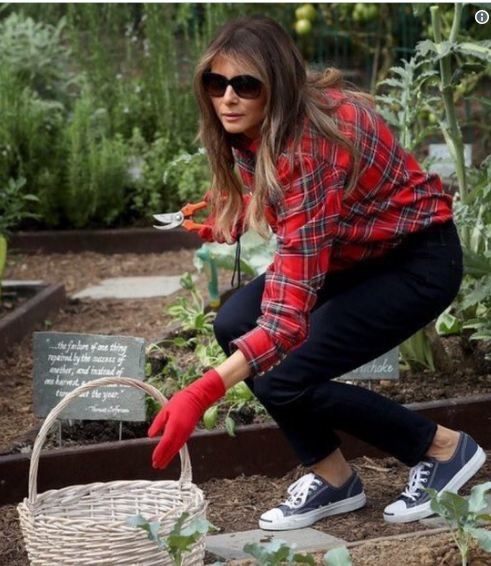 Melaniju opet ismijevaju na društvenim mrežama: Pošla da OKOPAVA u čistim patikama i SKUPOJ majici