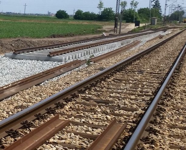 Beograd: Voz naletio na radnu mašinu, povrijeđeno 15 radnika!