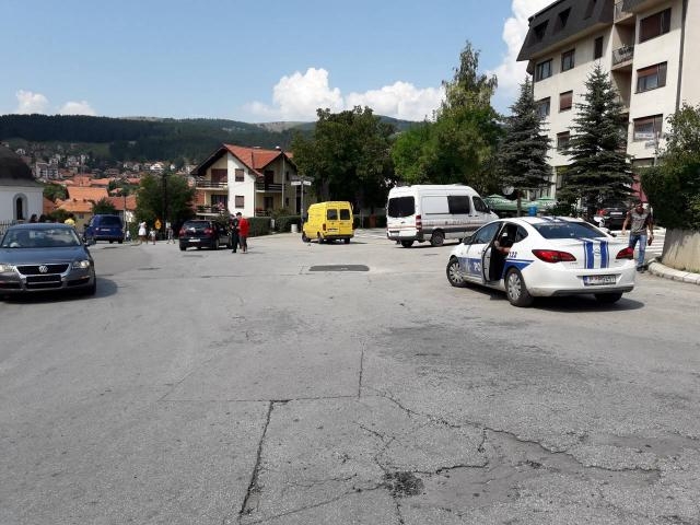 Kombijem išao u rikverc pa udario pješaka: Žena povrijeđena u saobraćajnoj nezgodi u Pljevljima