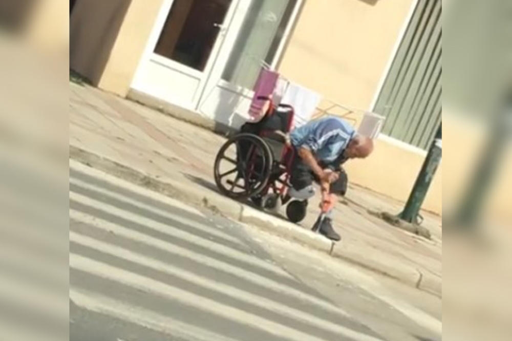 Snimak koji šeruje cio region: Bosanac u invalidskim kolicima uzeo čekić u ruke i udario po trotoaru da bi prešao ulicu!