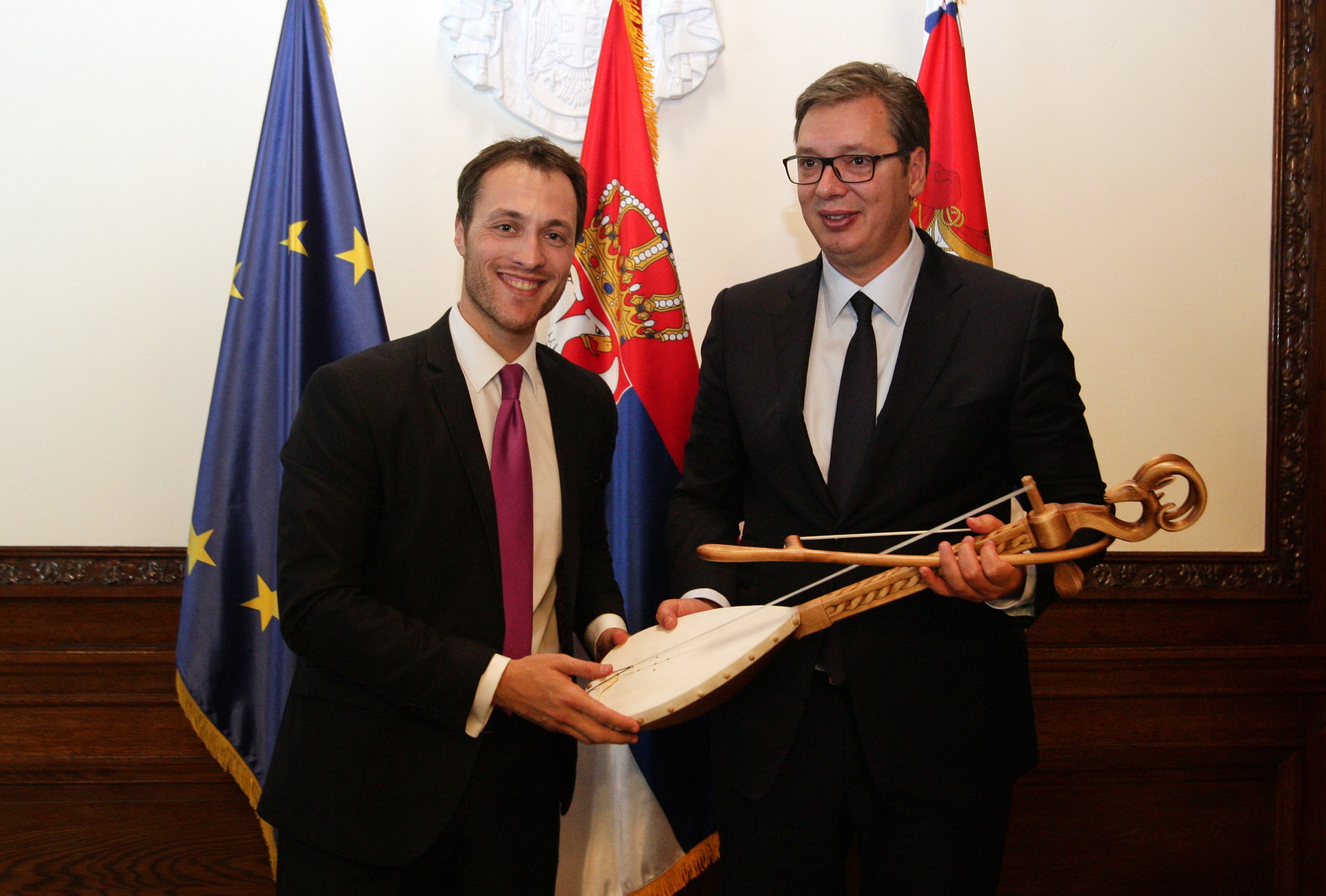 Milačić poklonio Vučiću gusle: “Moje dijete će u školu ići na identitetsko klanje”