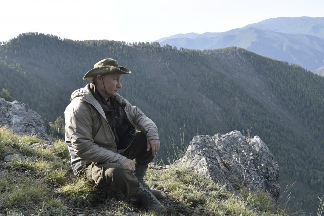 FOTO – Ovoga puta se nije skidao do pasa, niti je jahao konje: Putin razgleda biljni svijet i vozi se čamcem